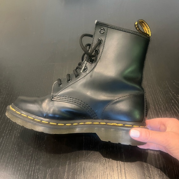 Dr. Doc Martens Wonen's size 8 Leahter Lace Up Boots - Picture 7 of 10